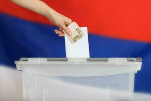 weiblich Hand hält Abstimmung Papier und Russisch Rubel über Abstimmung Kasten. foto