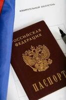Russisch Reisepass auf ein Abstimmung Papier foto