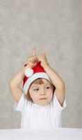 Junge im Weihnachtsmänner Hut foto