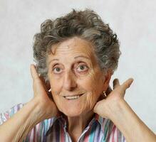 alt Frau berührt ihr Haar foto