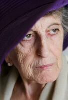 alt kaukasisch Frau im ein violett Hut foto