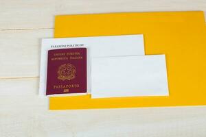 Wahl Paket zum Italienisch Bewohner im Ausland, Italienisch Reisepass und leer Umschlag. foto