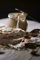 hausgemacht Mandel Butter auf ein Scheibe von Reis Knäckebrot. foto