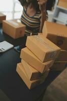 geschäftsfrau gründet kleinen unternehmer sme erfolg. freiberufliche frau, die zu hause mit online-paketzustellung arbeitet. Lieferkonzept für KMU und Verpackungen foto