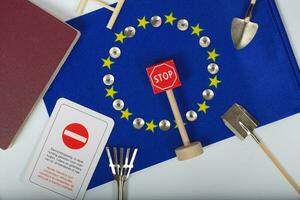 landwirtschaftlich Werkzeuge, a Karte mit Zugriff verboten, Pins und ein Reisepass auf ein europäisch Flagge.Nahaufnahme foto