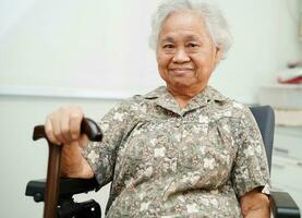 asiatisch Alten Frau Behinderung geduldig Sitzung auf Rollstuhl im Krankenhaus, medizinisch Konzept. foto