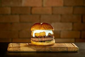 köstlich Hamburger mit Käse und Speck Schießen im Studio foto