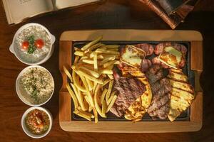 schön Grill Tafel auf ein hölzern Tisch. im das Hintergrund alt Bücher foto