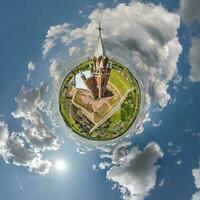 wenig Planet Transformation von kugelförmig Panorama 360 Grad mit Blick auf Kirche im Center von Globus im Blau Himmel. kugelförmig abstrakt Antenne Aussicht mit Krümmung von Raum. foto