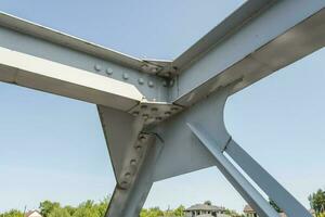 Schrauben und Nüsse auf Metall Platten von Stahl Struktur von schwer Pflicht Gerade Querlatte von Rahmen und Brücke Unterstützung foto