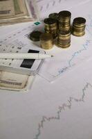 Stift auf Taschenrechner. Münzen von zehn Rubel im das Hintergrund. foto