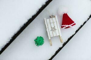 hölzern gemacht Schlitten, Weihnachtsmann claus Hut und Weihnachten Baum. oben Aussicht foto