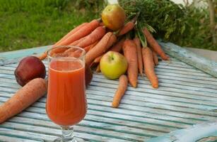 ein Glas von frisch Apfel Karotte Saft foto