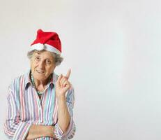 alt Frau im das Hut von ein Santa claus foto