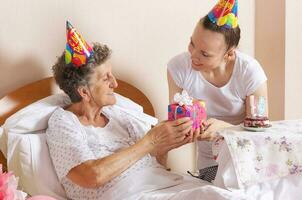 Senior Frau feiert ihr Geburtstag foto