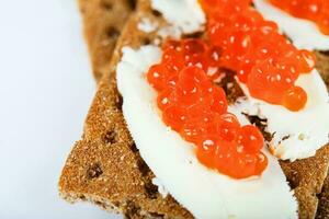 Müsli Knäckebrot Cracker mit Butter und rot Kaviar. foto