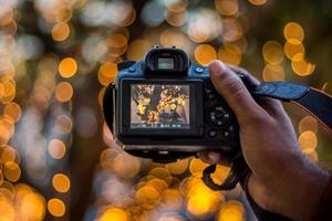 DSLR-Kamera auf Bokeh Hintergrund schwarz DSLR-Kamera mit Bokeh Lichter Foto und Kamera Stadt Lichter Bokeh