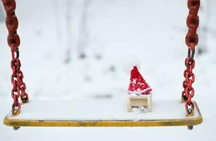 Santa claus Hut auf ein hölzern gemacht Schlitten. Nahansicht foto