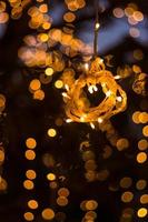 Bokeh Baum Licht Dekoration Begrüßungshaus und die fabelhafte Party und Weihnachtsnacht im Freien Bäume wurden mit gelben Lichtern geschmückt foto