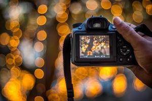 DSLR-Kamera auf Bokeh Hintergrund schwarz DSLR-Kamera mit Bokeh Lichter Foto und Kamera Stadt Lichter Bokeh