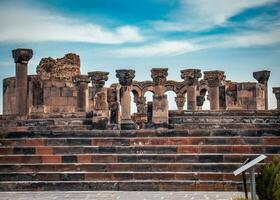 Aussicht von uralt Säule im zvartnos Tempel im Armenien Konzept Foto. foto