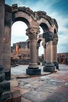 Aussicht von uralt Säule im zvartnos Tempel im Armenien Konzept Foto. foto