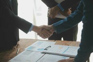 Business-Handshake für die Teamarbeit von Unternehmensfusionen und -übernahmen, erfolgreiche Verhandlungen, Handshake, zwei Geschäftsleute schütteln sich die Hand mit dem Partner zur Feier der Partnerschaft und des Geschäftskonzepts foto