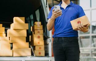 Blau Lieferung Männer Entladung Paket von LKW mit Gesicht Maske foto