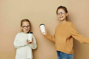 zwei wenig Mädchen mit Einweg Brille im ihr Hände foto