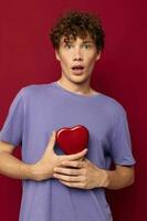 jung Mann Herz geformt Geschenk rot Hintergrund foto