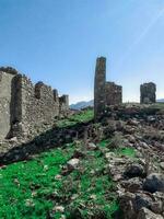 erkunden das Ruinen von ein historisch Schloss foto