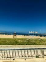 Sommer- Strand darüber hinaus das Sand foto