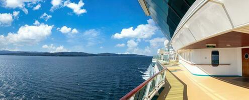 Panorama- Ozean Aussicht mit Luxus Kreuzfahrt Schiff Überschrift zu Ferien von Seattle zu Alaska foto