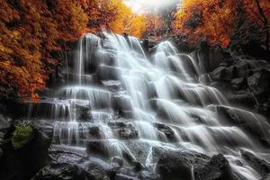 atemberaubende farbenfrohe Landschaft mit einem spektakulären Wasserfall im Herbst