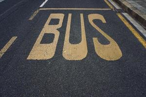 Bushaltestellensymbol auf der Straße foto