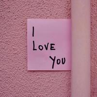 Ich liebe dich Nachricht auf Papier geschrieben foto