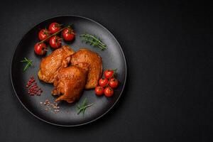 köstlich gebraten oder geräuchert Hähnchen Oberschenkel gegrillt mit Gewürze und Kräuter foto