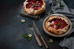köstlich frisch Süss hausgemacht rustikal Stil Erdbeere Torte foto
