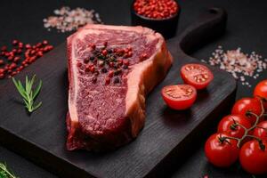 frisch saftig roh Neu York Rindfleisch Steak mit Salz, Gewürze und Kräuter foto