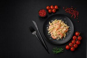 köstlich frisch penna Pasta mit Garnele, Soße, Käse, Salz- und Gewürze foto