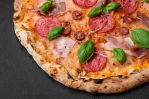 köstlich frisch Ofen gebacken Pizza mit Salami, Fleisch, Käse, Tomaten foto