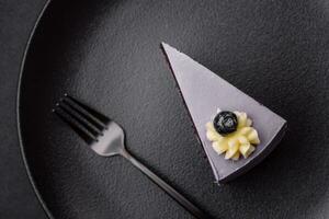 köstlich frisch Blaubeere oder schwarze Johannisbeere Kuchen mit Sahne Käse foto