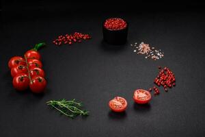 Zutaten zum Kochen Kirsche Tomaten, Salz, Gewürze und Kräuter foto