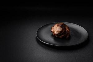 köstlich Rindfleisch Steak mit Salz, Gewürze und Kräuter auf ein Keramik Teller foto