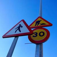 Fußgänger-Straßenschild auf der Straße foto