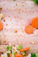 roh Meer Bass Fisch Filet mit Salz, Gewürze und Gemüse im ein Backen Gericht foto