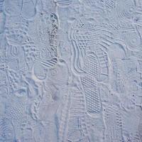 Fußspuren auf dem weißen Sand foto