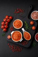 köstlich würzig Tomate Soße mit Pfeffer, Knoblauch, Salz, Gewürze und Kräuter foto