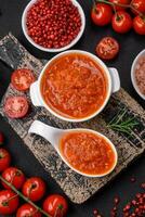 köstlich würzig Tomate Soße mit Pfeffer, Knoblauch, Salz, Gewürze und Kräuter foto