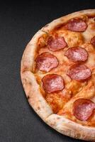 lecker frisch Pizza mit Salami, Käse, Tomaten, Gewürze und Salz- foto